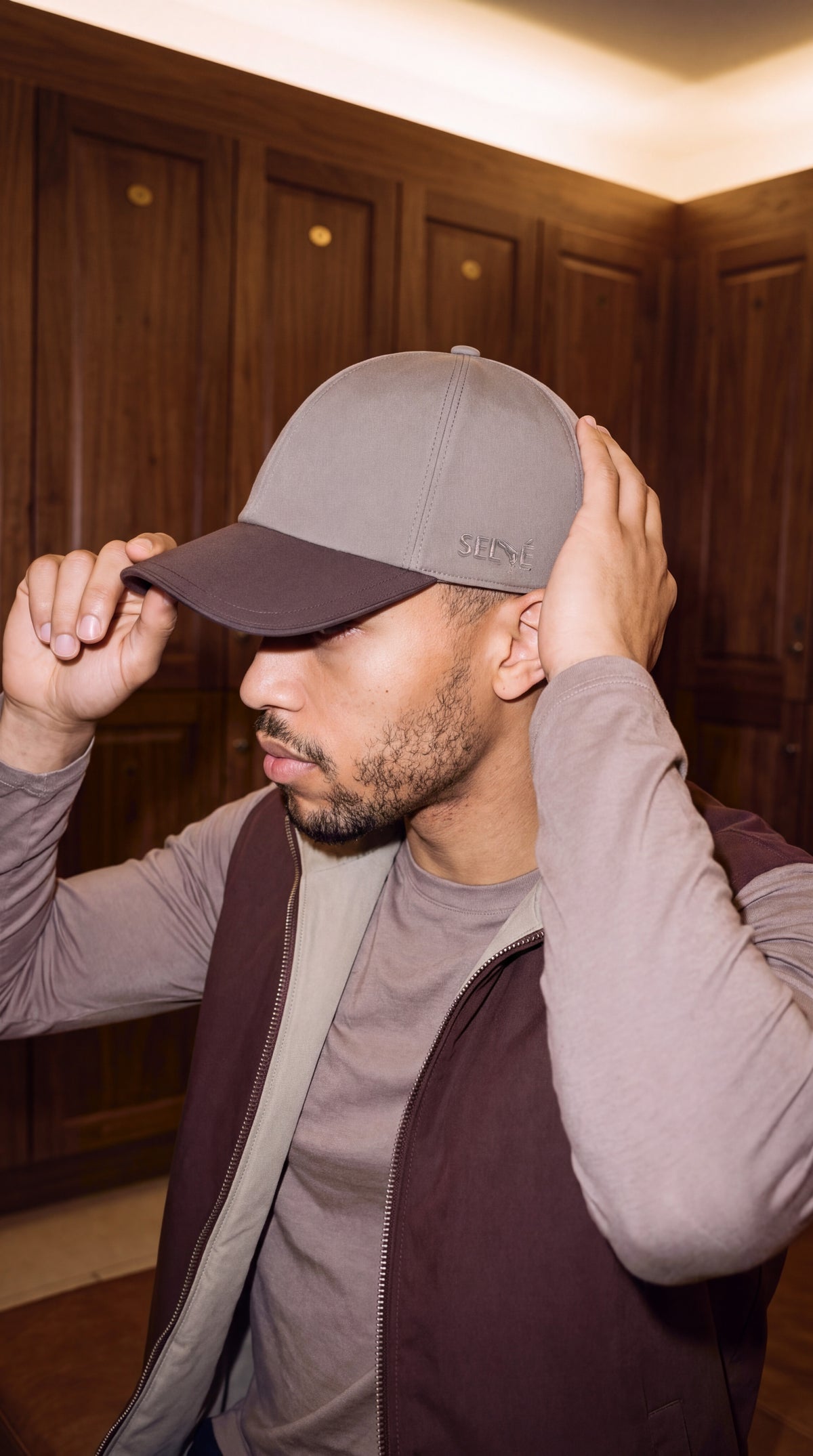 La casquette Selvé Café et Désert, portée de profil