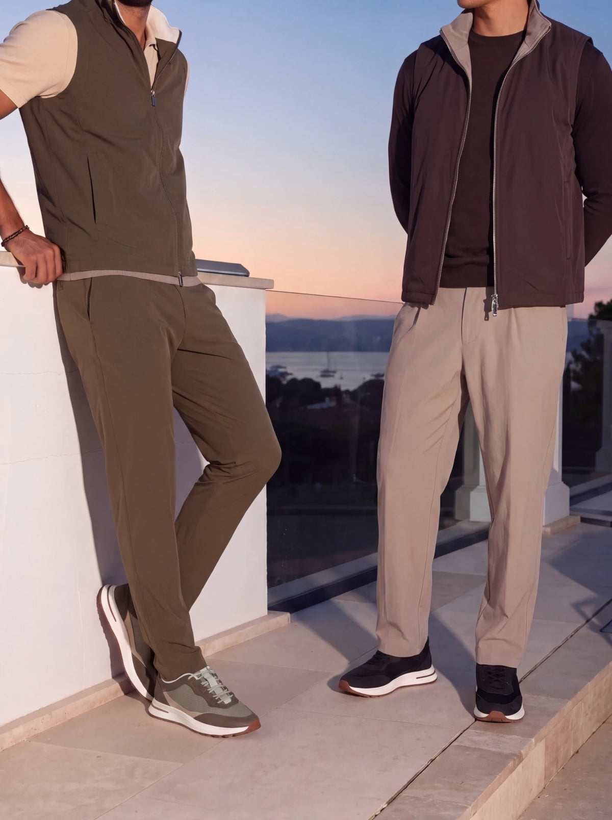 Deux ensembles Selvé sur une terrasse au coucher du soleil