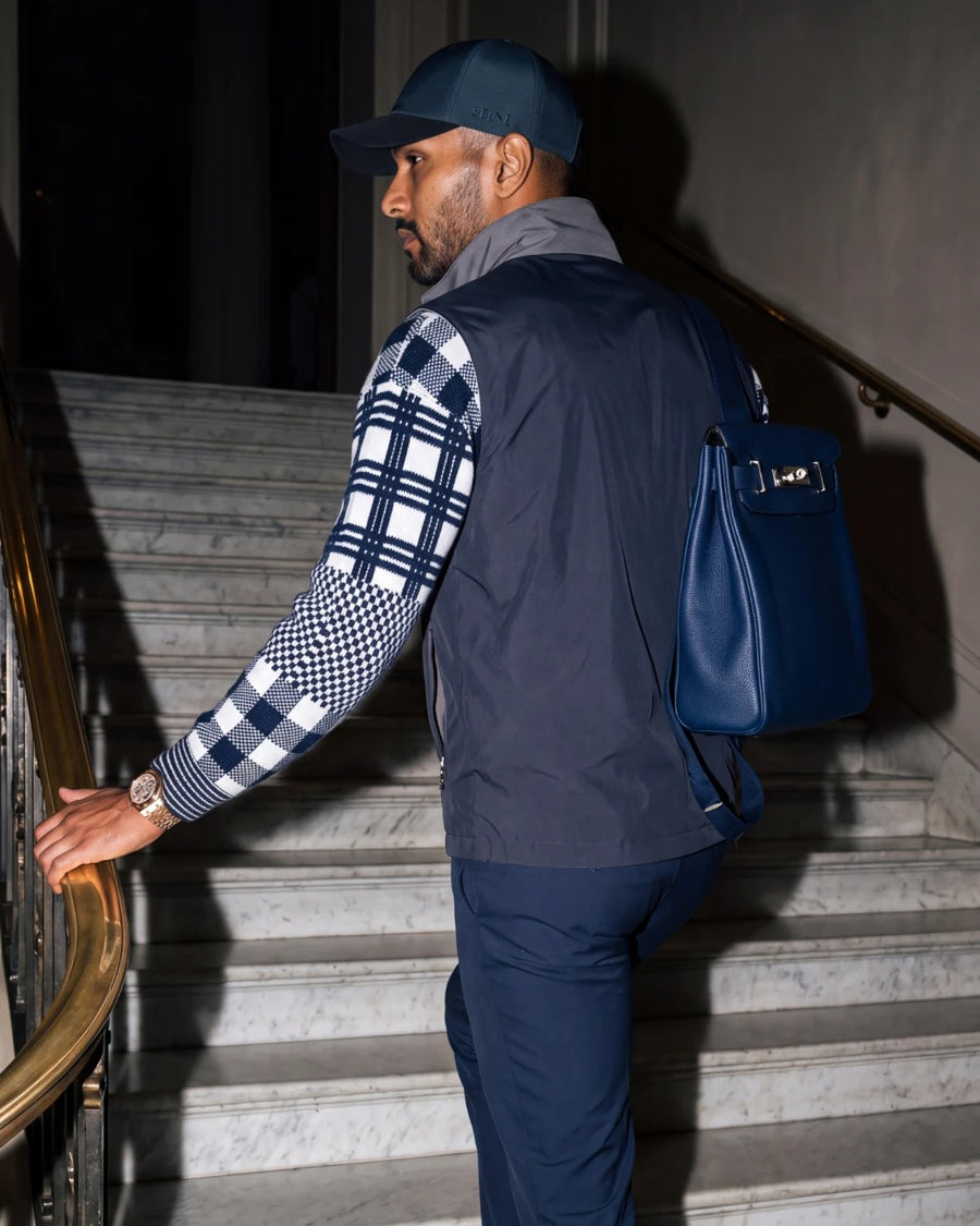 Casquette et veste sans manches Selvé, escalier